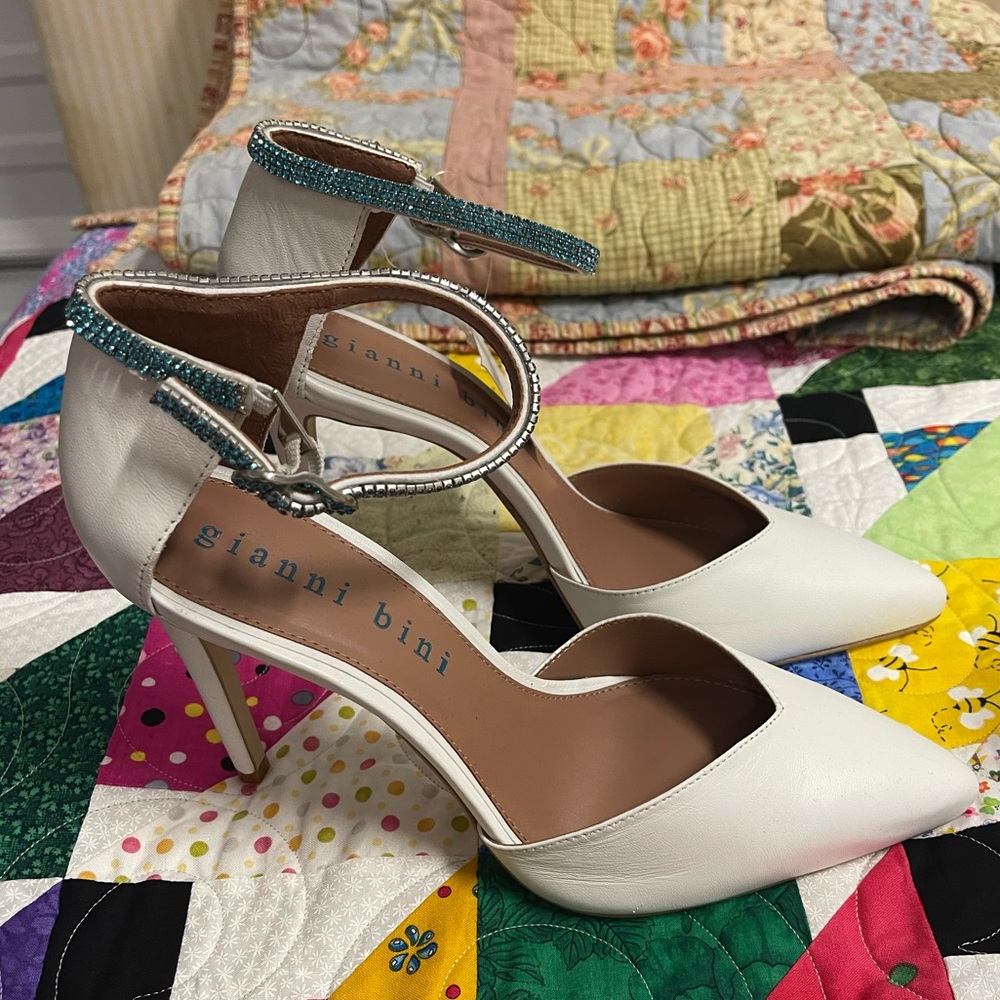 NWT Gianni Bini white stilettos